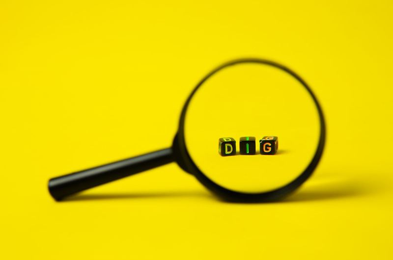 Letter blocks and a magnifying glass representing the specific search phrases that form long-tail keywords
