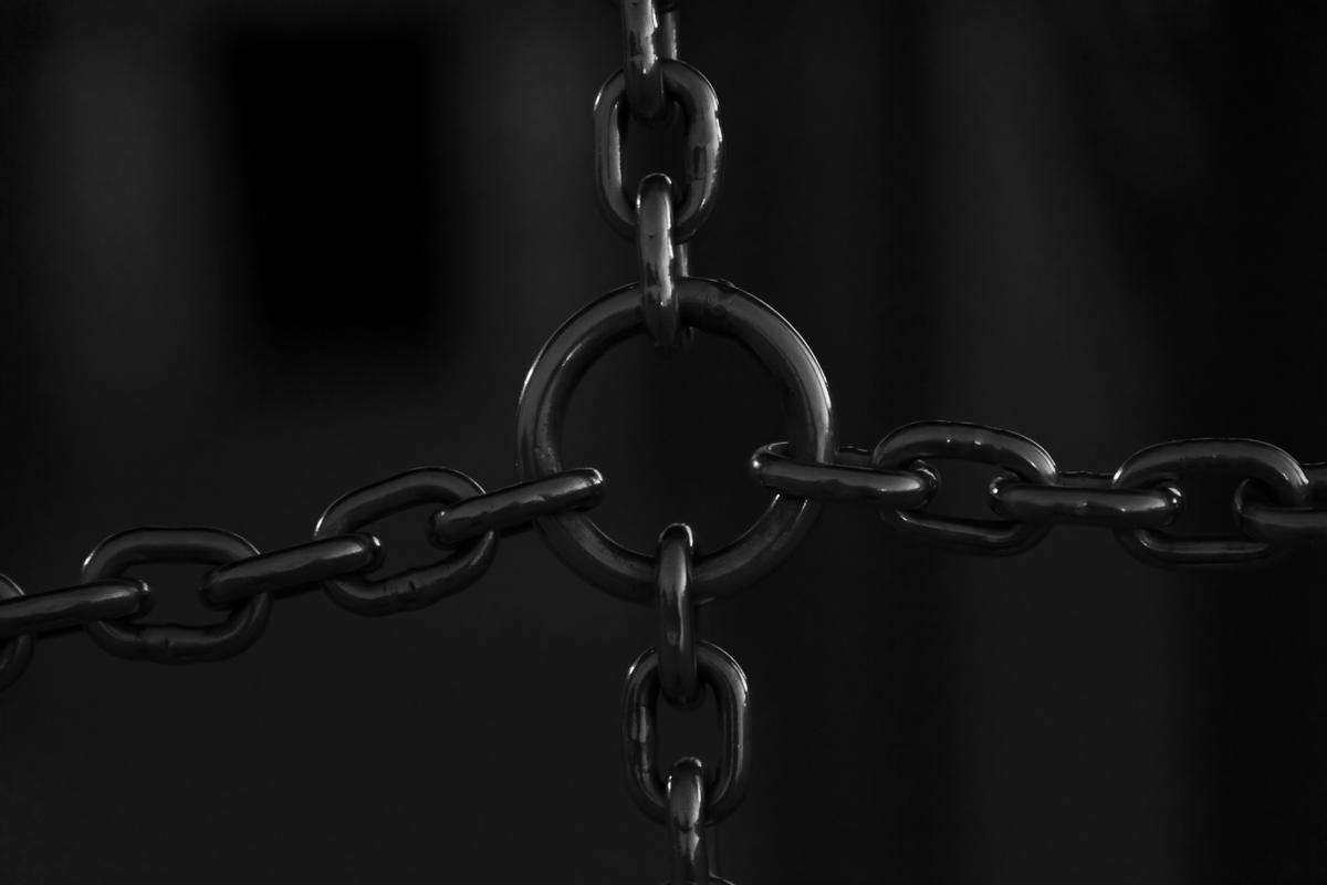 Close-up of silver chain links against a dark background, representing the concept of hyperlink anchor text connecting web pages