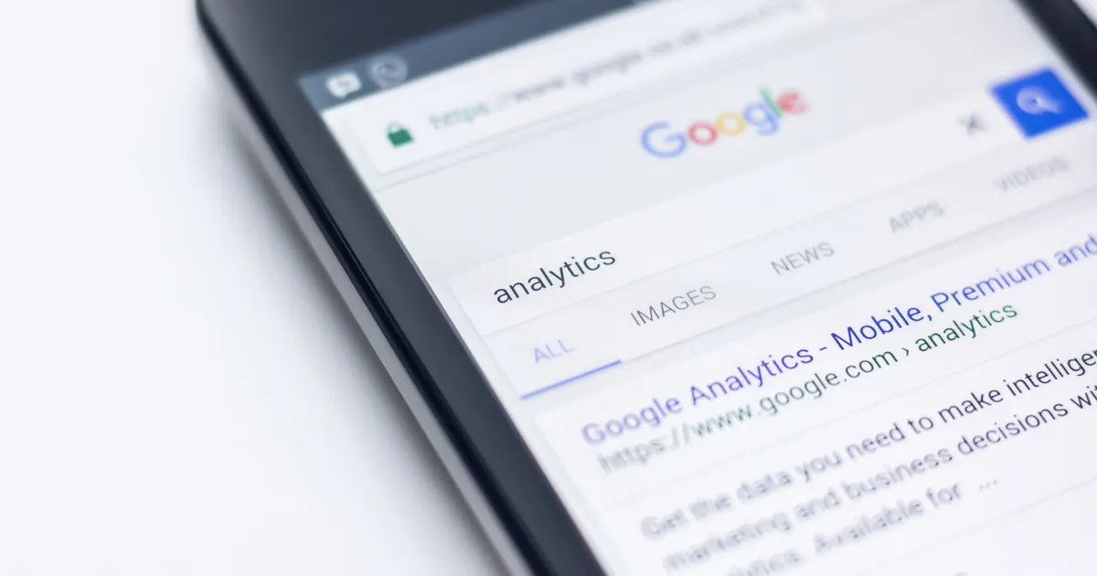 मोबाइल फोनमा Google खोज नतिजा देखिएको: मानिसहरूले सेवा खोज्ने ठाउँ, जहाँ SEO ले वेबसाइट देखिने बनाउँछ